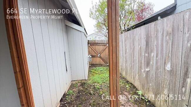 Building Photo - 664 SE Myrtlewood Pl