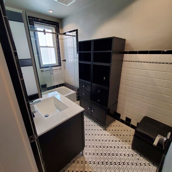 Building Photo - 4704 N Kennicott Ave