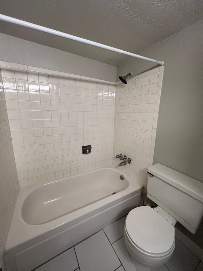 Building Photo - 3 Bedroom 2 Bathroom Condo Near Leetsdale ...