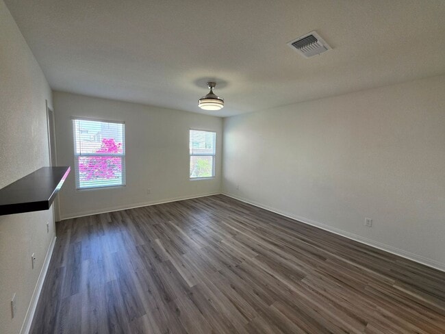 Building Photo - Newer 3 Bedroom Single Story Home in Gated Community