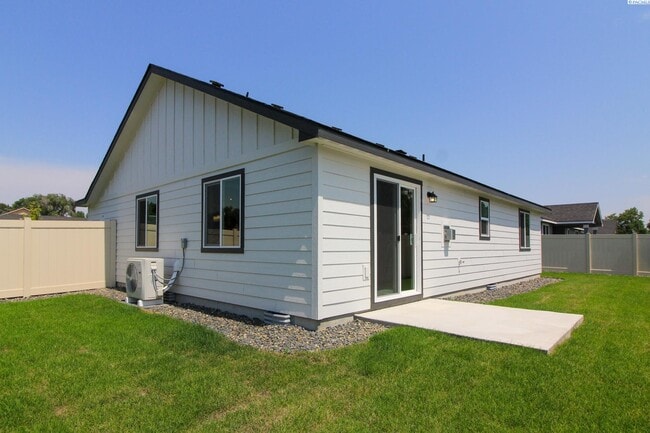 Building Photo - Newer 3 Bed/2 Bath Rambler in Pasco