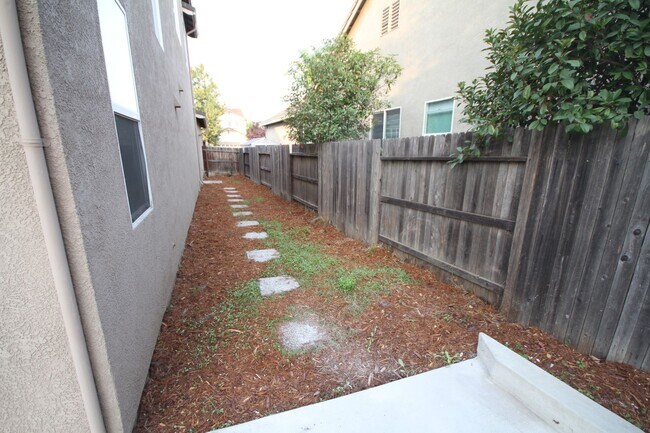 Building Photo - 3 Bed| 2.5 Bath | 2448 SF | 2 Separate Garages | Two Story Home | Tenant pays $190 for WS&G.