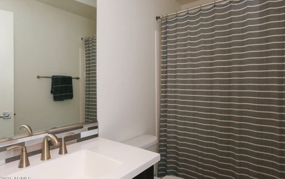 Building Photo - 2321 E Huntington Dr