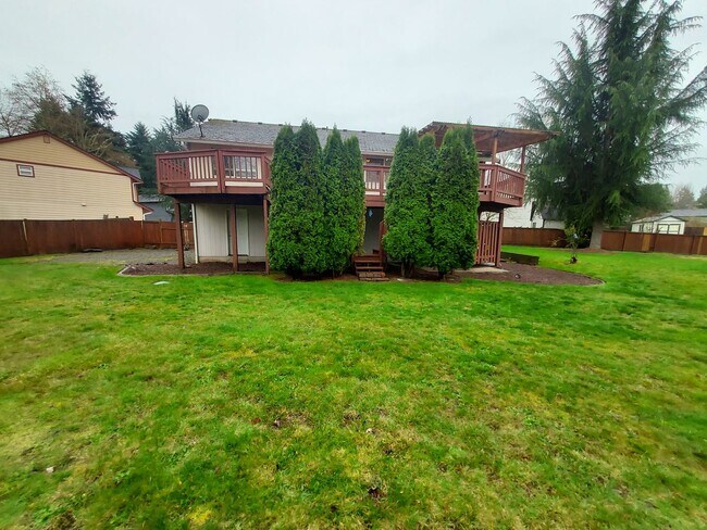 Building Photo - 4 bedroom 2.75 bath, Huge Fenced Yard with Landscaping Included!!