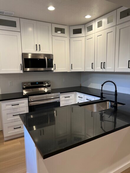 Downstairs kitchen - 4428 N Summer View Dr