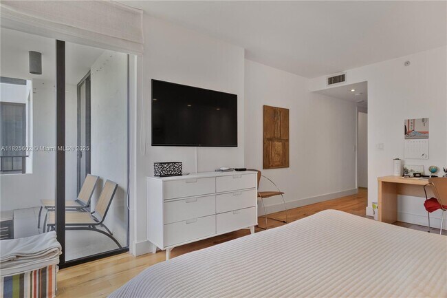 Building Photo - 520 Brickell Key Dr
