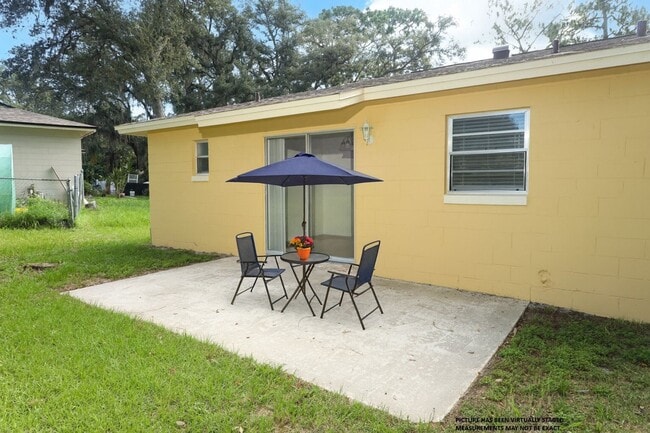 Building Photo - Sanford Home - 3/2 with garage and huge yard