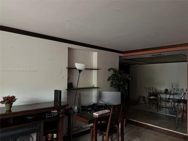 Building Photo - 3740 Inverrary Dr