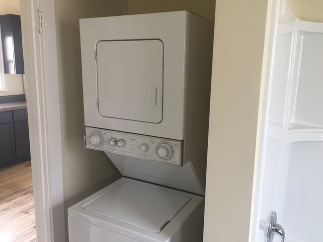 Building Photo - 721 E Center St