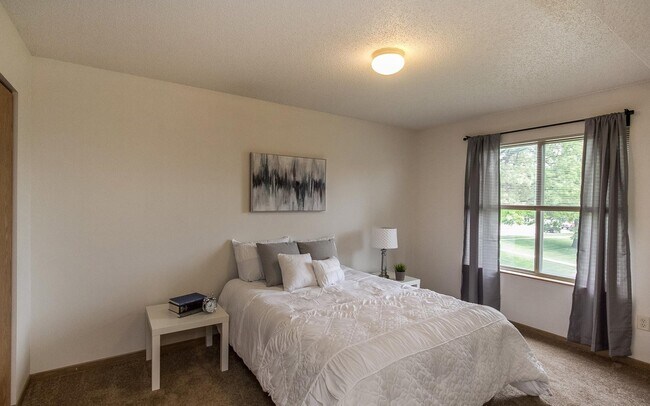 Building Photo - Large Two Bedroom Walking Distance to UIHC, Available 06/01/2026