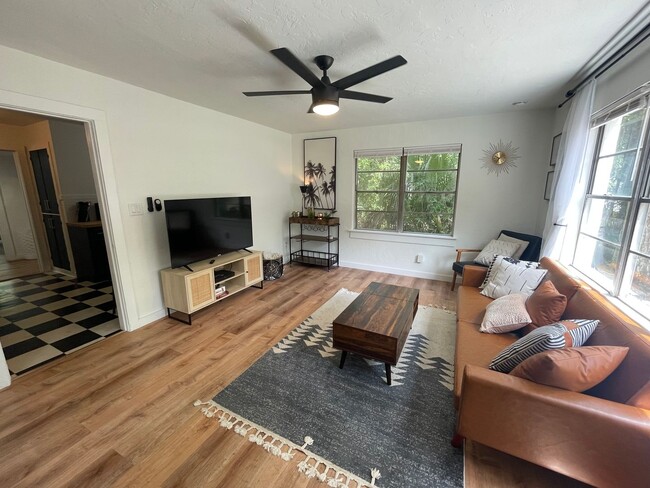 Building Photo - Beautiful 2 Bedroom, 1 Bathroom Apartment ...