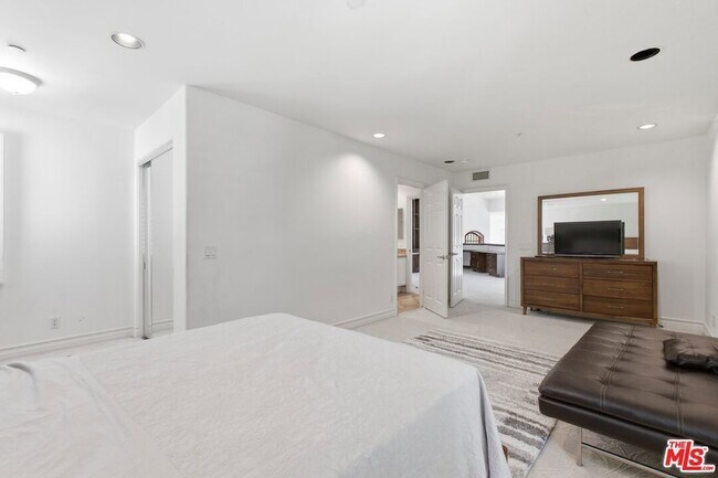 Building Photo - 6003 County Oak Rd