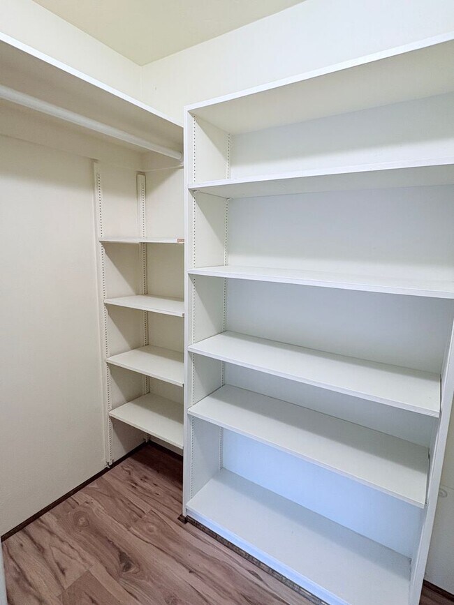 Building Photo - Lovely 2 Bedroom and 2 Bathroom Condo w/ D...