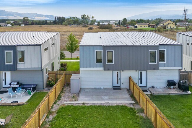 Building Photo - 3 Bed 2.5 Bath Townhome With Garage | $2,6...