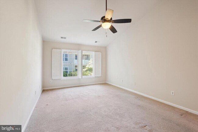 Building Photo - 10924 Bloomingdale Dr