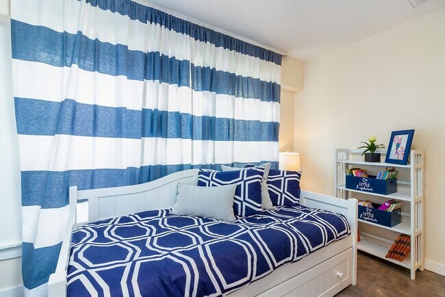 Building Photo - 418 E Myrtle St