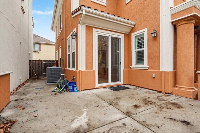 Building Photo - 568 Selby Lane