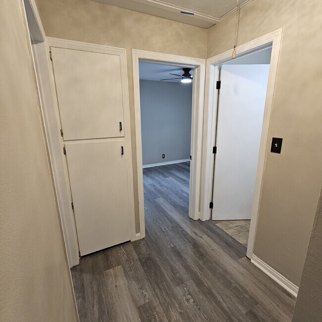 Building Photo - Charming 2-Bedroom Ranch in Royal Oak – Co...