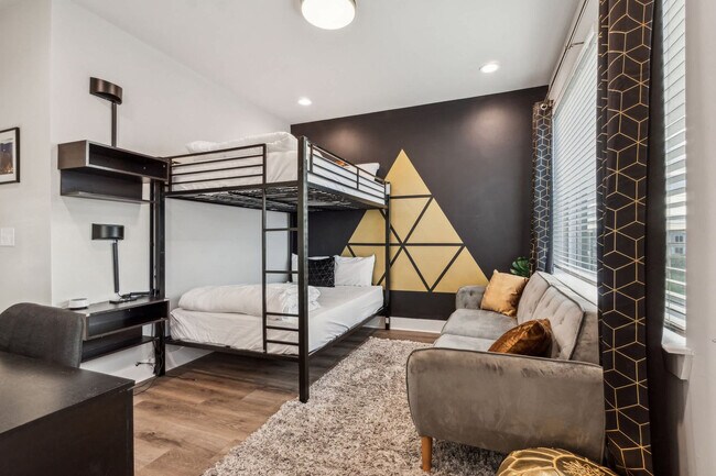 Building Photo - 2135 24th Ave N