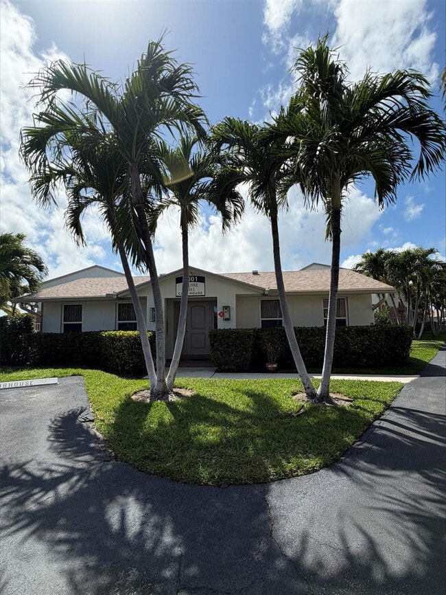 Building Photo - 2017 S Seacrest Blvd