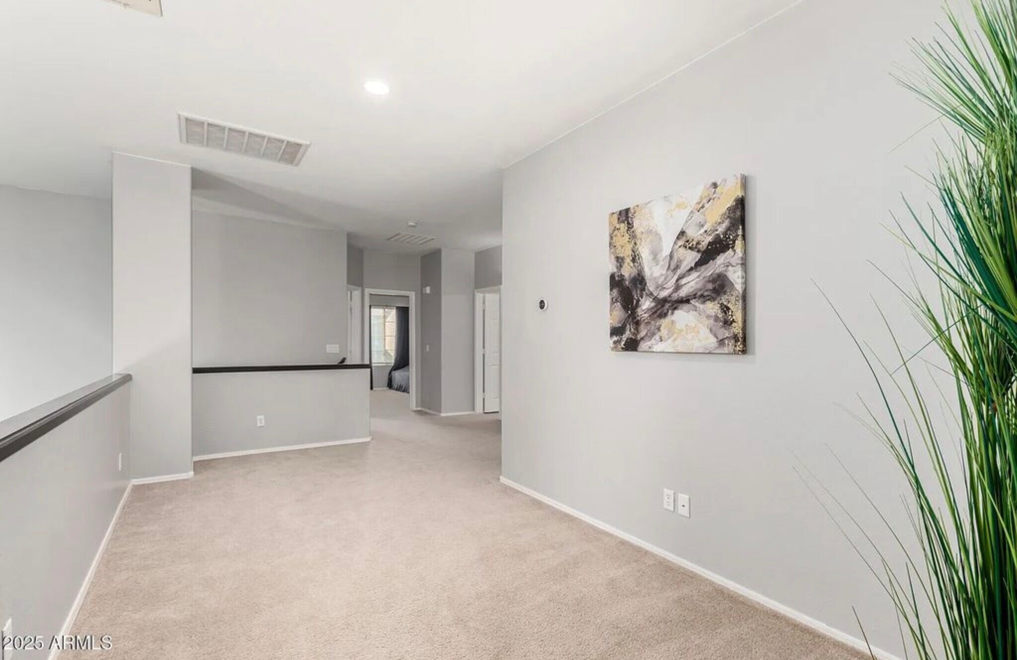 Building Photo - 706 W Green Tree Dr