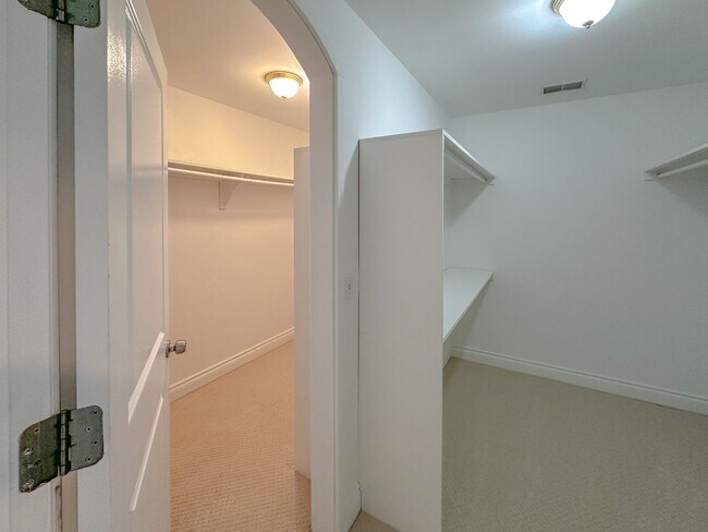 Building Photo - Lakeside Living!