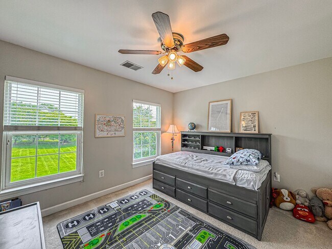 Building Photo - Fantastic 4 Bed 2.5 Bath Single Family Hom...