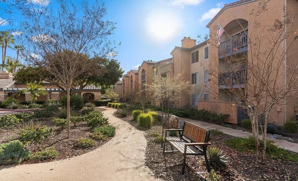 Building Photo - 7190 Shoreline Dr