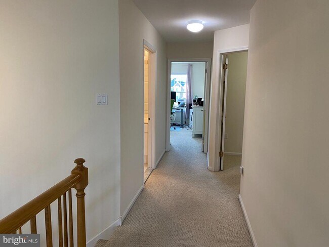 Building Photo - 202 Oaktree Ct