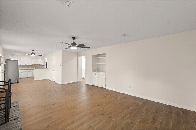 Building Photo - 3711 Fernview Dr
