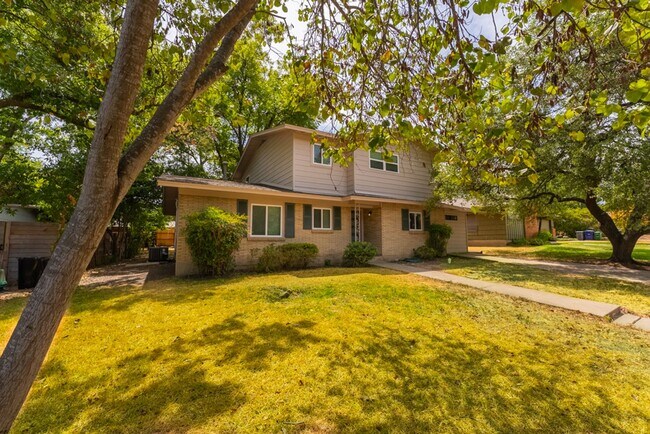 Building Photo - Hidden Gem | 4 bed 3 bath home in highly sought after Windsor Park!!!