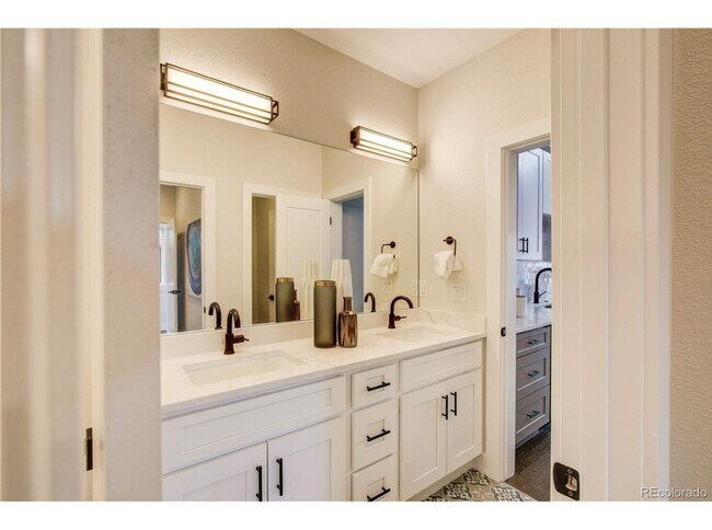 Building Photo - Unbelievable 2 Bed + Den Townhome - The Ul...