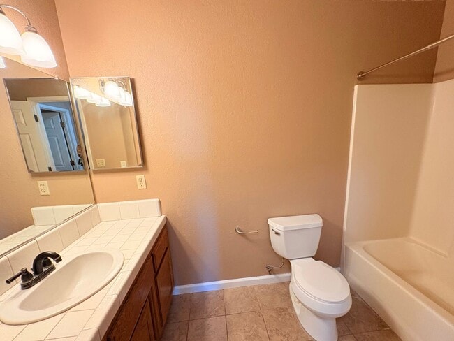 Building Photo - 2 WEEKS FREE RENT November Special - Roomy...