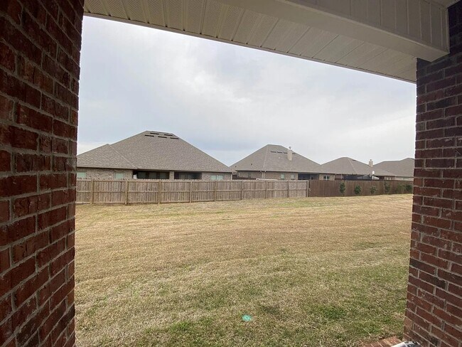 Building Photo - 1348 Rosefield Dr W