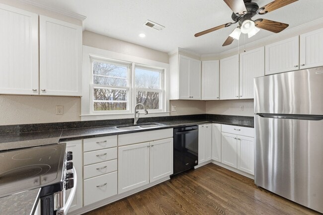 Building Photo - $1,900 - 3 Bedroom 3 Bathroom Unfurnished Home Just Outside Franklin