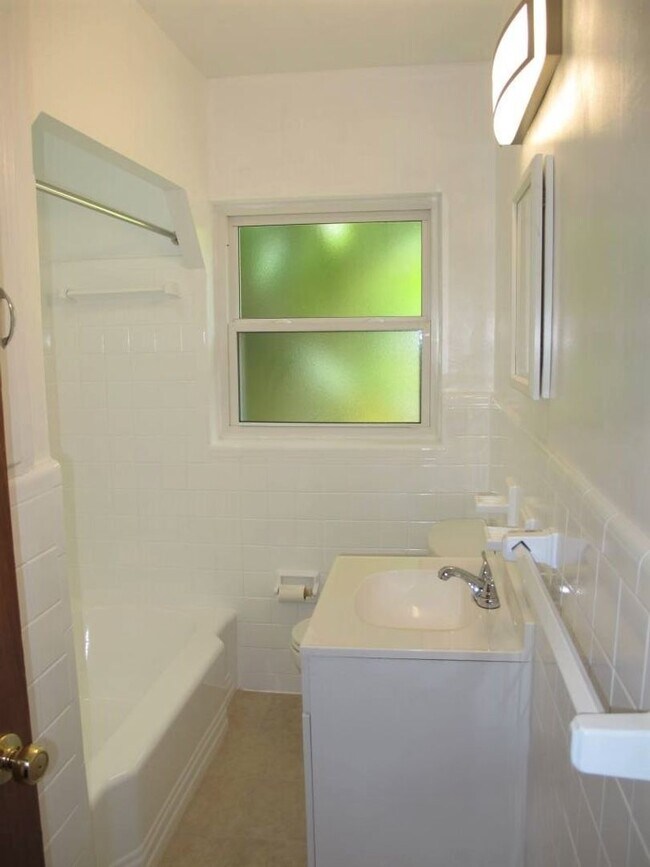 Building Photo - Charming home 1 minute to downtown, Colleg...