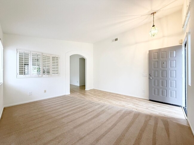 Building Photo - Single Story in Rancho Del Oro!