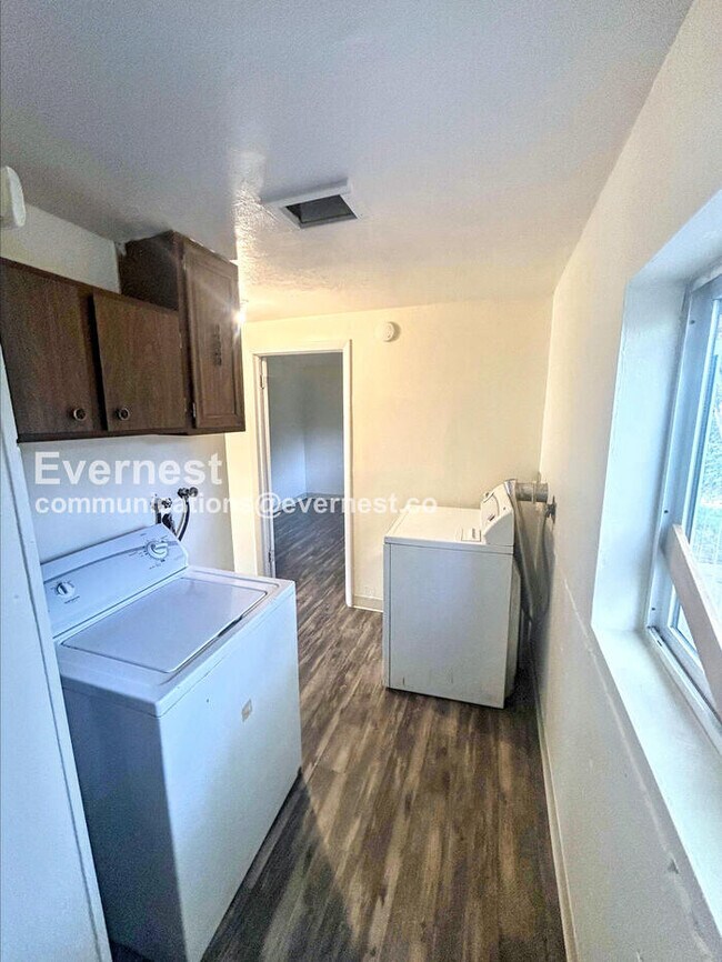 Building Photo - 808 S Sheridan Ave