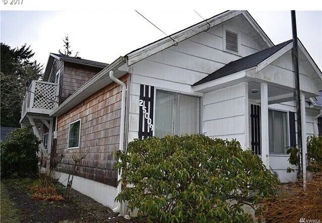 Building Photo - Stunning Designer Coastal Retreat | Fully Renovated Luxury Home in Ocean Park