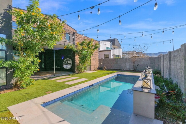 Building Photo - 8430 S 10th Ln