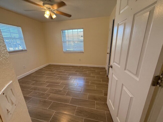 Building Photo - Beautiful single family Home.