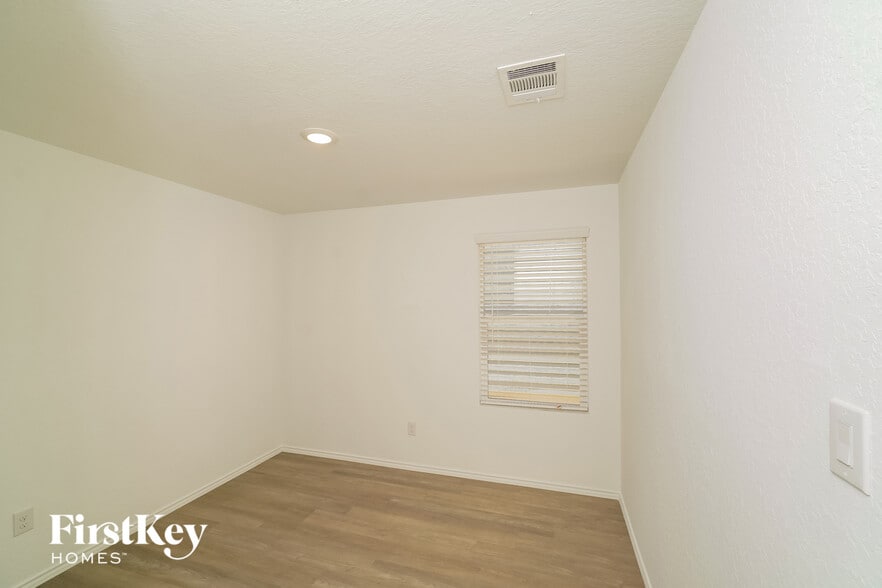 Building Photo - 10414 McClintock Dr