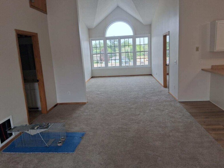 Building Photo - 112 Main St S