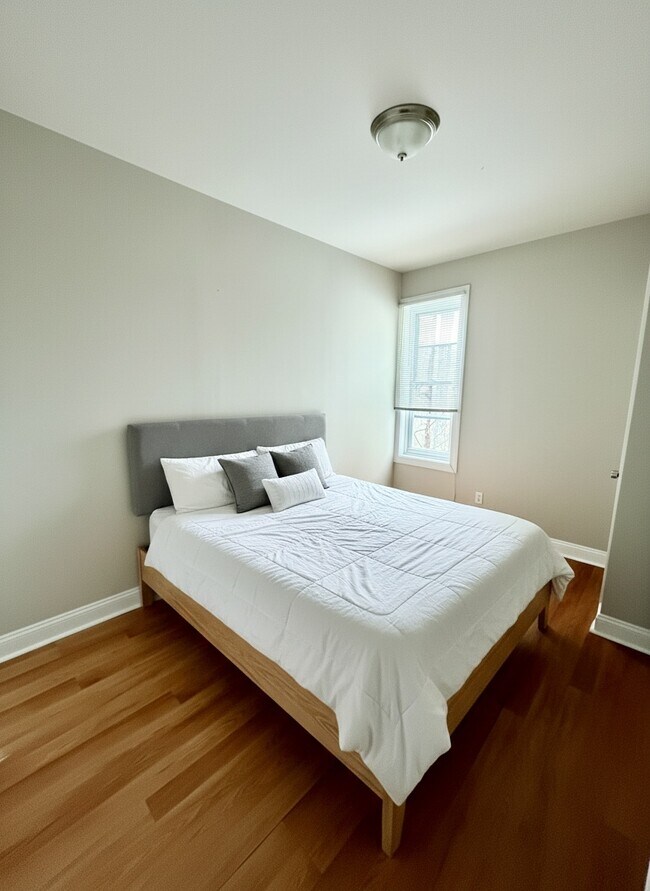 Building Photo - 5537 Harmer St