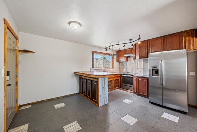 Building Photo - Updated 2 Bedroom Home in North Park Hill | Fresh Paint & Prime Denver Location