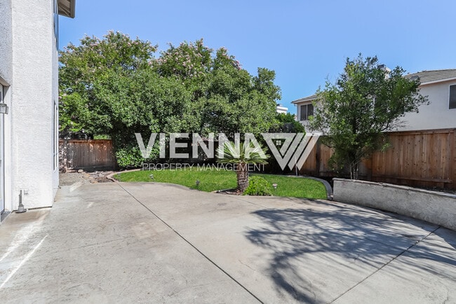 Building Photo - Beautiful 4 Bedroom Home in Great Location