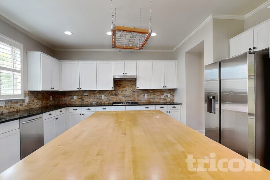 Building Photo - 4384 Challedon Dr