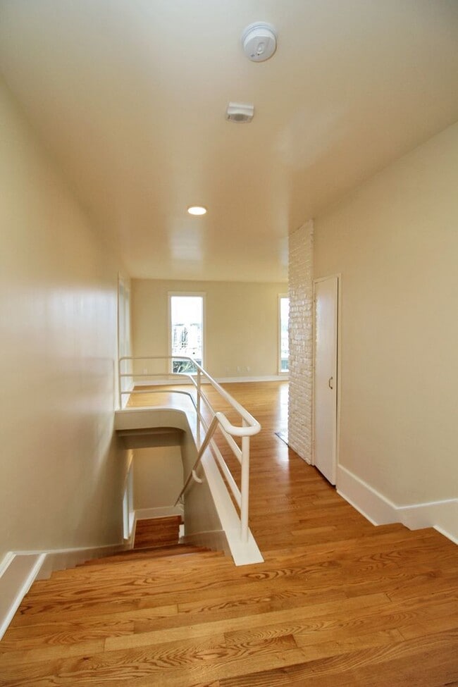 Building Photo - 2400 SW Hoffman Ave