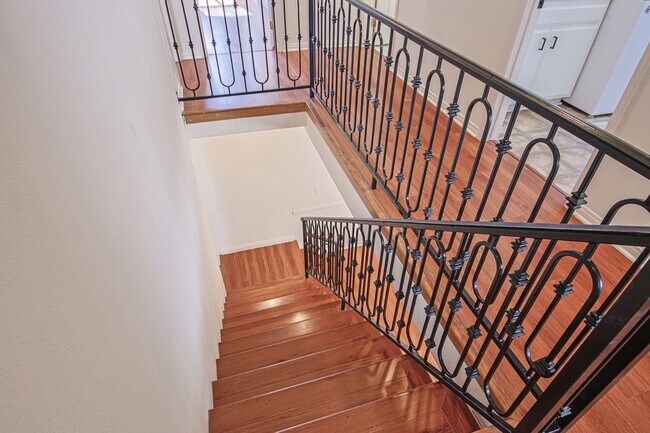 Building Photo - Fully Renovated 4 Bed/3.5Bath Home with Garage + Private Yard