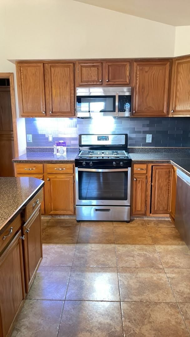 Building Photo - 3 bedroom, 2 bath, 2 car garage for rent O...